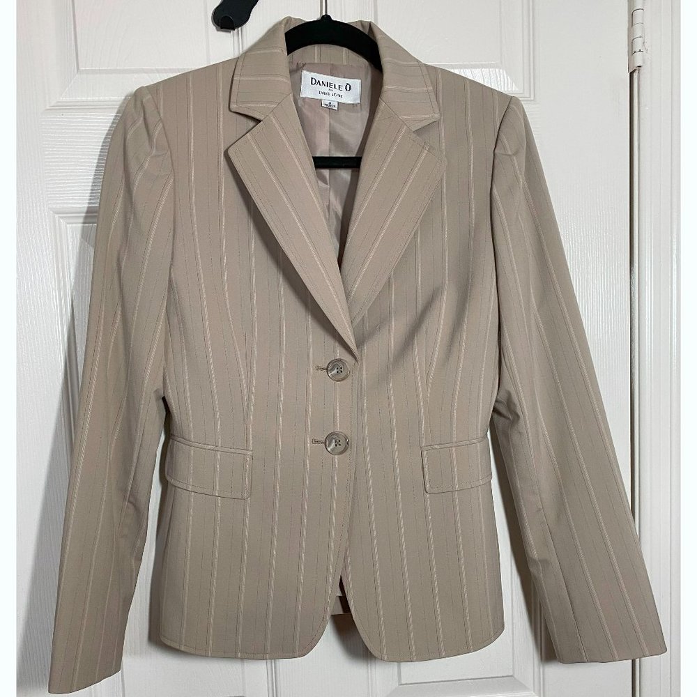 Daniele O by Tahari Levine 2 pc Pant Suit